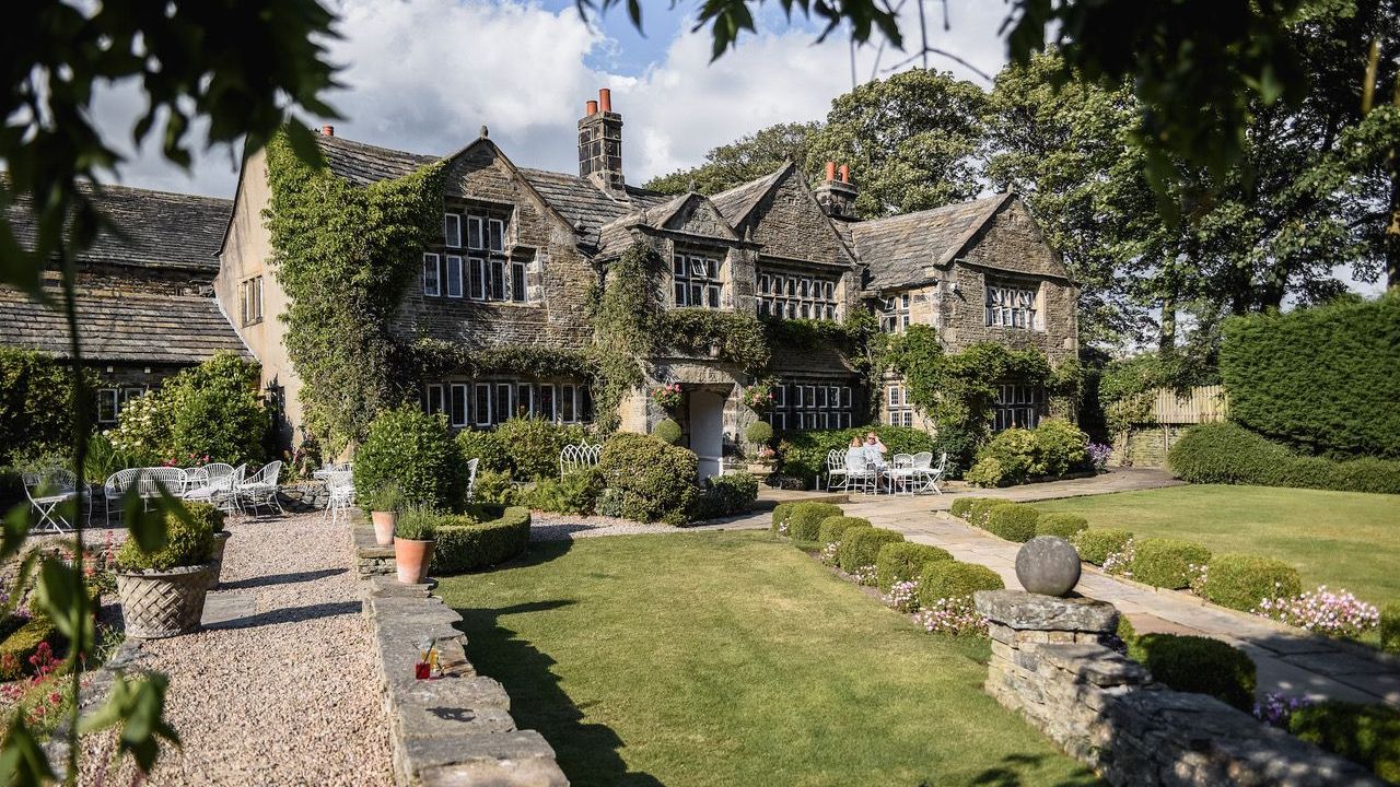 Photo of an English cottage-style hotel with green laws