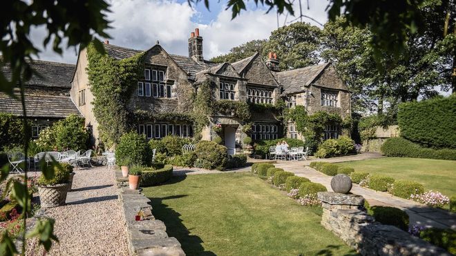 Photo of an English cottage-style hotel with green laws