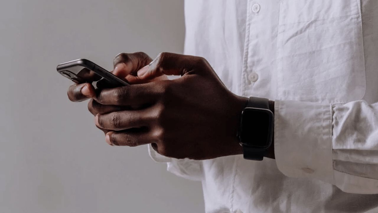 Close-up-photo-of-male-hands-using-a-smartphone