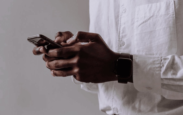 Close-up-photo-of-male-hands-using-a-smartphone
